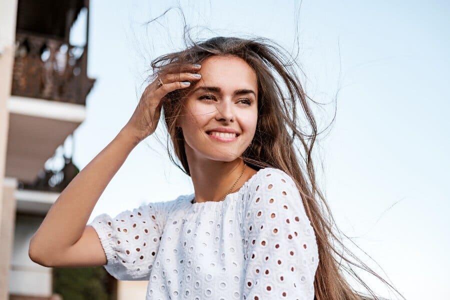 Femme se passant la main dans les cheveux