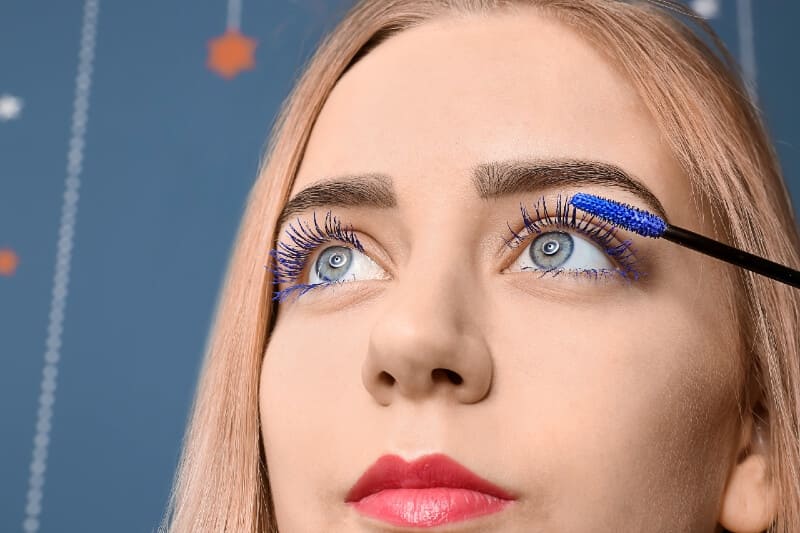 Yeux maquillés au mascara bleu